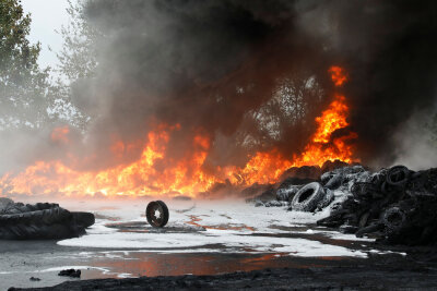 Kleinschlaisdorf: Altreifen in Flammen aufgegangen - Auf dem offenen Gelände einer Siloanlage in Kleinschlaisdorf sind in der Nacht auf Samstag unzählige Reifen in Flammen aufgegangen