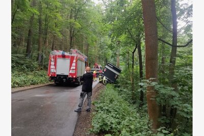 Kleintransporter drohte am Schloss Sachsenburg abzustürzen - Am Schloss im Frankenberger Ortsteil Sachsenburg kam es am Donnerstagnachmittag zu einem Unfall mit einem Klein-Lkw. Das Fahrzeug drohte abzustürzen.