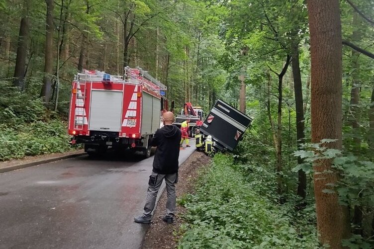 Kleintransporter drohte am Schloss Sachsenburg abzustürzen - Am Schloss im Frankenberger Ortsteil Sachsenburg kam es am Donnerstagnachmittag zu einem Unfall mit einem Klein-Lkw. Das Fahrzeug drohte abzustürzen.
