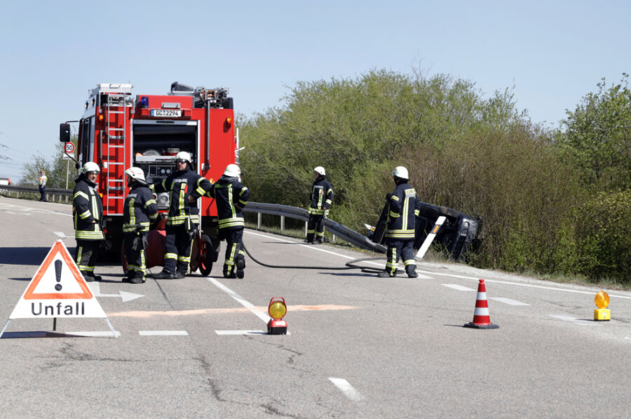 Kleintransporter landet nach Unfall auf dem Dach - Bei einem Unfall an der Anschlussstelle Chemnitz-Röhrsdorf bei Limbach-Oberfrohna ist am Freitagmittag eine Frau schwer verletzt worden.