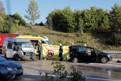 Kleintransporter übersieht Stauende auf A4 - Frau stirbt - Der zweite Unfall ereignete sich zwischen den Anschlusstellen Frankenberg und Chemnitz Ost.