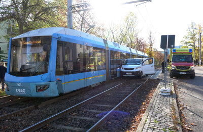 In Chemnitz sind ein Kleintransporter und eine Tram miteinander kollidiert. 