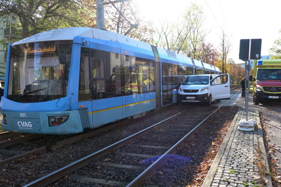 In Chemnitz sind ein Kleintransporter und eine Tram miteinander kollidiert. 