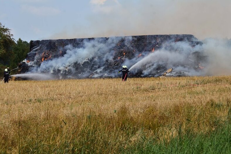 Kleinwaltersdorf: 300 Strohballen abgebrannt - Auf einer Fläche von 200 Quadratmetern standen 100 Hektar gepresstes Stroh in Flammen.