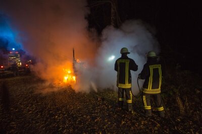 Kleinwaltersdorf: Bauwagen des Sachsenforsts in Flammen - 