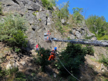 Kletter-Unfall bei Wolkenstein: Mann schwer verletzt - Ein Mann hat sich am Mittwoch bei einem Absturz im Klettergebiet Heidelbach bei Wolkenstein schwer verletzt.