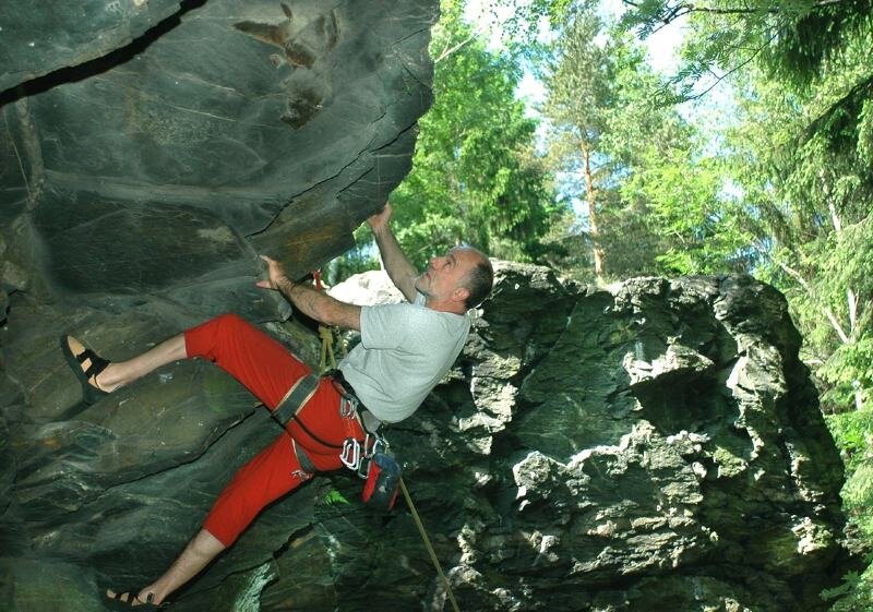 Kletterfelsen liegt vor der Haustür - 
              <p class="artikelinhalt">Peter Pietschmann aus Treuen klettert am Schwarzen Stein in Grünbach. Auf insgesamt 31 Kletterrouten kann der Felsen bezwungen werden. </p>
            