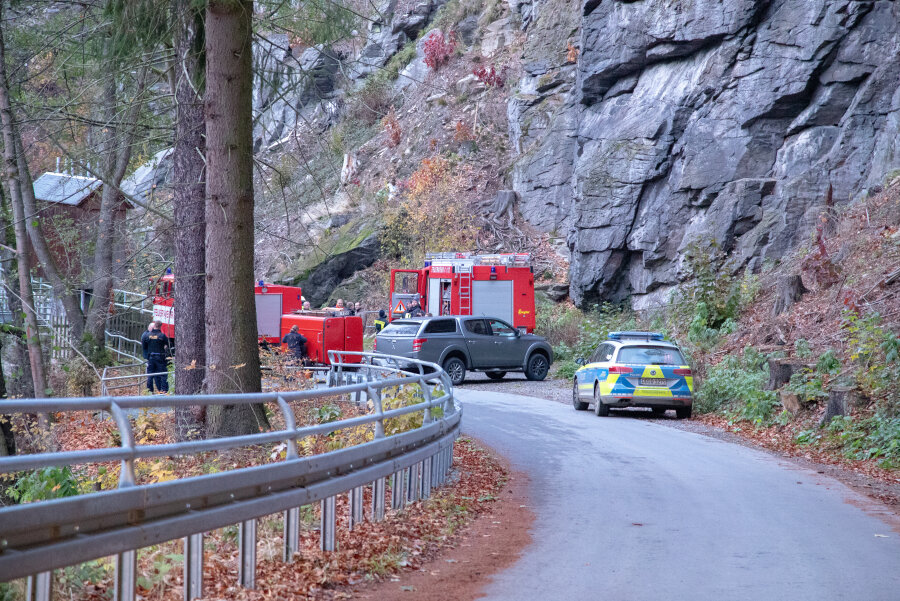 Klettergebiet gilt als sicher: Warum stürzte eine 24-Jährige in den Tod? - Kameraden der Feuerwehr Wolkenstein kamen zum Einsatz, um die Frau zu bergen.