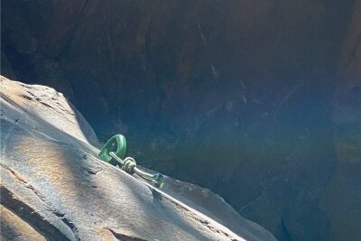Kletterroute an der Zschopau bei Mittweida nach tödlichem Unfall gesperrt - An Felsen entlang der Zschopau bei Mittweida sind solche Bohrhaken zur Sicherung beim Klettern zu finden. 