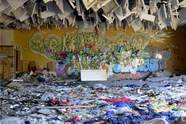 Das Wandmosaik von Edgar Klier war in der Ruine der ehemaligen Strickwarenfabrik Aktivist lange dem Verfall preisgegeben. 