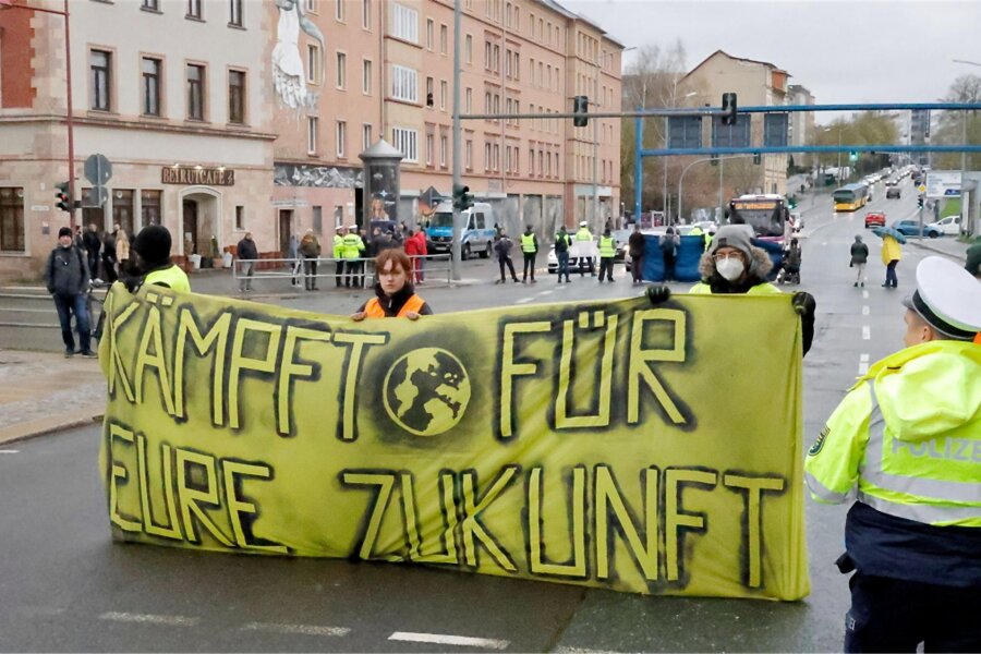 Klimademo in Chemnitz: Aktivisten wollen wichtige Kreuzung am Freitag blockieren - Für etwa 20 Minuten haben die Klimaaktivisten im April die Kreuzung Limbacher-/Leipziger/Reichs-/Hartmannstraße lahmgelegt. Am Freitag soll wieder eine Straße blockiert werden.