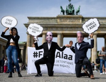Klimakanzler in der Defensive - Aktivisten der Nichtregierungsorganisation Avaaz protestieren mit Masken mit dem Konterfei von Kanzler Scholz und Präsident al-Sisi vor dem Brandenburger Tor gegen den Besuch des ägyptischen Präsidenten und für die Freiheit des ägyptischen Bloggers Alaa Abd el-Fattah. 