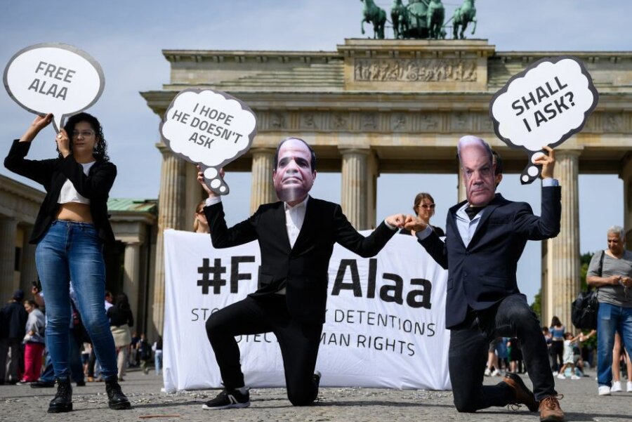 Aktivisten der Nichtregierungsorganisation Avaaz protestieren mit Masken mit dem Konterfei von Kanzler Scholz und Präsident al-Sisi vor dem Brandenburger Tor gegen den Besuch des ägyptischen Präsidenten und für die Freiheit des ägyptischen Bloggers Alaa Abd el-Fattah. 