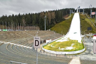 Klimaneutraler Kunstschnee: Vogtland-Bewerbung für Ski-WM 2033 nimmt Fahrt auf - Die Vogtland-Arena in Klingenthal soll Austragungsort der Nordischen Ski-WM 2033 werden – gegebenenfalls auch ganz ohne Schnee.