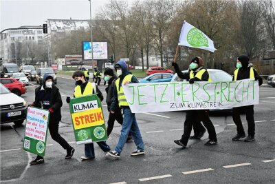 Klimaprotest: Bündnis will Verkehr auf großer Kreuzung in Chemnitz zeitweise stoppen - Aktion des Bündnisses an der Kreuzung Leipziger/Limbacher Straße am 3. März. Am Freitag wird dort erneut protestiert. 