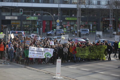 Klimaprotest in Hunderten Städten - Abertausende in Deutschland dabei - Mehrere hundert meist junge Leute ziehen durch die Chemnitzer Innenstadt.