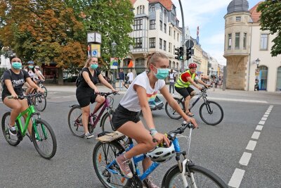 Klimaschützer demonstrieren für bessere Fahrradwege in Zwickau - 