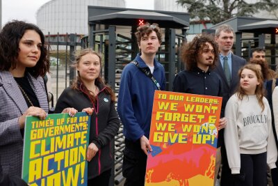 Klimaseniorinnen vor Gerichtshof erfolgreich - Die schwedische Klimaaktivistin Greta Thunberg (2.v.l.) demonstriert zusammen mit Jugendlichen aus Portugal vor dem Europäischen Gerichtshof für Menschenrechte.