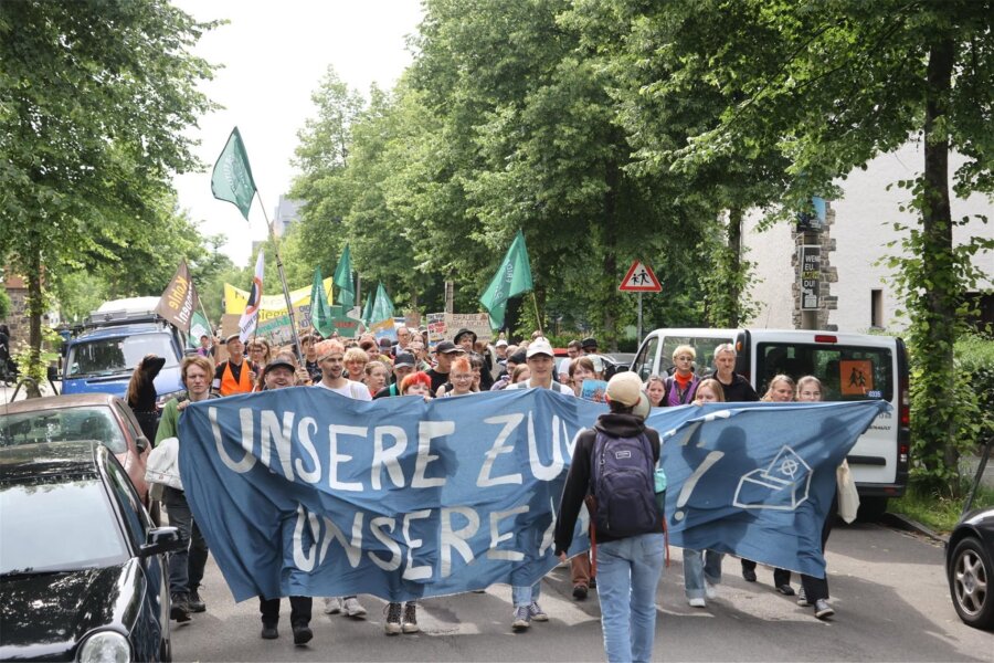 Klimastreik in Chemnitz: Demomarsch, Infostände und kostenloses Essen - Der Demonstrationszug setzt sich auf dem Kaßberg in Bewegung. Etwa 150 Personen nahmen teil.