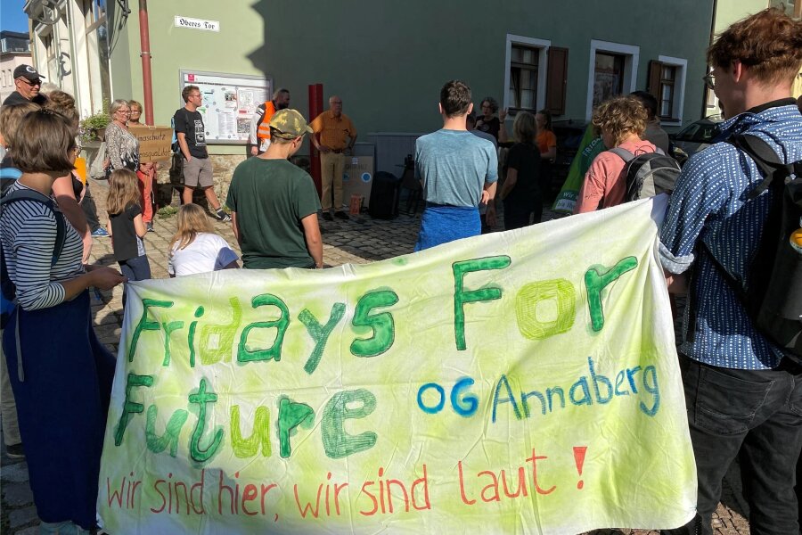 Klimastreik in Schwarzenberg: Gut 30 Teilnehmer folgen dem Aufruf - Auf dem Platz am Oberen Tor in Schwarzenbergs Altstadt wurde am Freitagnachmittag für Klimaschutz demonstriert.