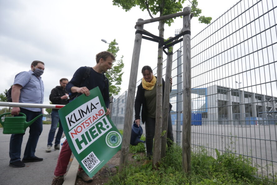Klimawandel: Aktion für durstige Stadtbäume - Baumgießaktion am Sonnenberg: Die Aktion Parents for Future hat am Mittwochnachmittag auf die Folgen des Klimawandels im Stadtgebiet hingewiesen.