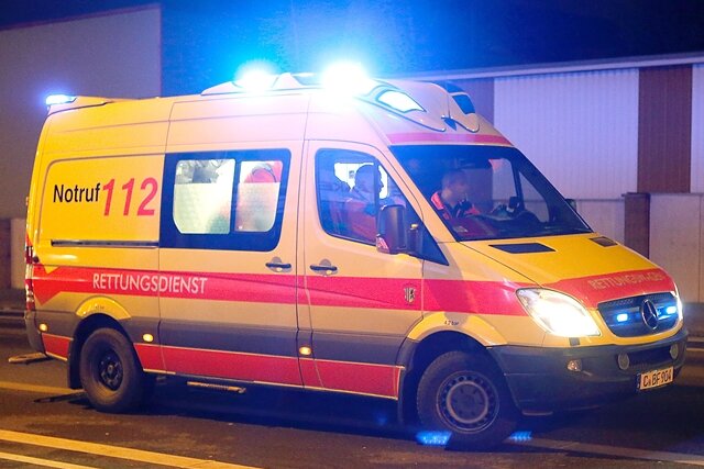 Klingenthal: 51-Jähriger bei Unfall in Pkw eingeklemmt - 