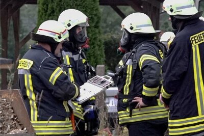 Klingenthal: Brand entstand bei Anheizen eines Ofens - Kameraden der Feuerwehr Klingenthal am Einsatzort.