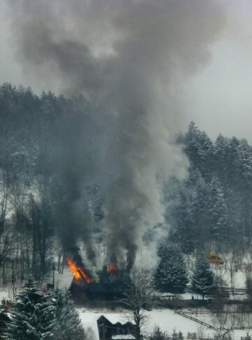 Rauchsäule eines brennenden Hauses in Klingenthal