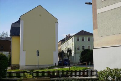 Klingenthal kauft Innenstadt-Immobilie - Der Blick vom Klingenthaler Museumshof auf die Poststraße. Links das Gebäude, das die Stadt gekauft hat.