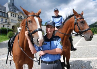 Klingenthal/Oelsnitz: Polizei zieht sich aus dem Oberland zurück - Bereits 2010 war der Einsatz der Reiterstaffel in Klingenthal medienwirksam präsentiert worden - wie auch diesen August. Die beiden berittenen Beamtinnen wurden am dritten Tag wieder abgezogen.