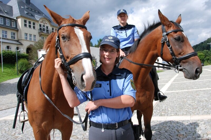 Klingenthal/Oelsnitz: Polizei zieht sich aus dem Oberland zurück - Bereits 2010 war der Einsatz der Reiterstaffel in Klingenthal medienwirksam präsentiert worden - wie auch diesen August. Die beiden berittenen Beamtinnen wurden am dritten Tag wieder abgezogen.