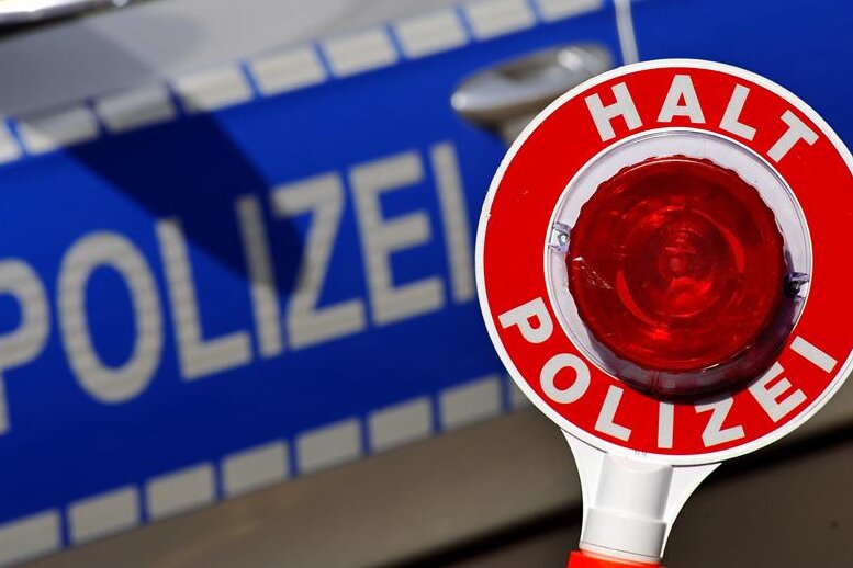 Klingenthal: Polizei findet Drogen und Waffen - Vogtländer in Haft - 