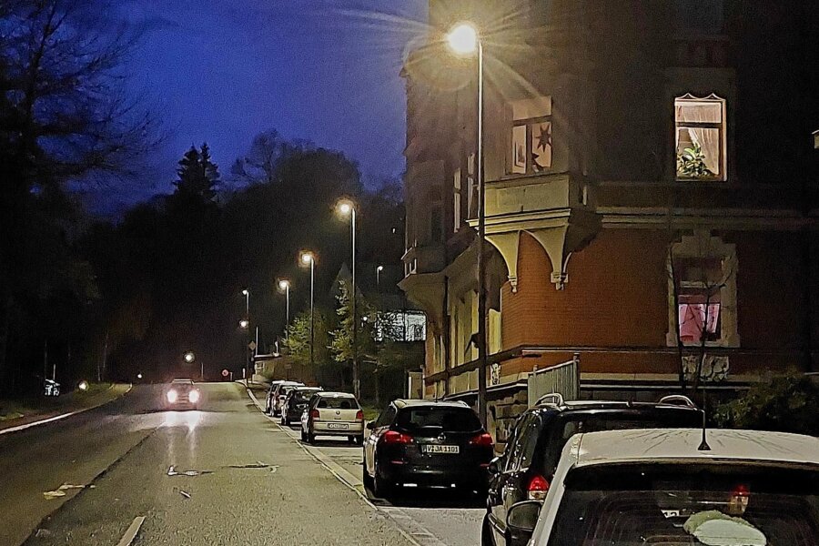 Klingenthal rüstet alle 1675 Straßenlampen auf LED-Beleuchtung um - Die Bahnhofstraße in Klingenthal ist bereits mit LED-Beleuchtung ausgestattet.
