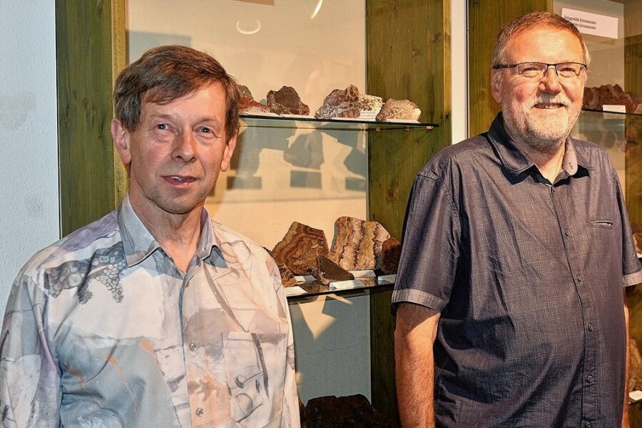 Klingenthal: Sammler zeigen Schätze aus dem Grenzgebiet - Petr Rojik (links) aus Rotava/Rothau und Ekkehard Lenk aus Adorf haben sie mit Fundstücken aus ihren Sammlungen gestaltet. 