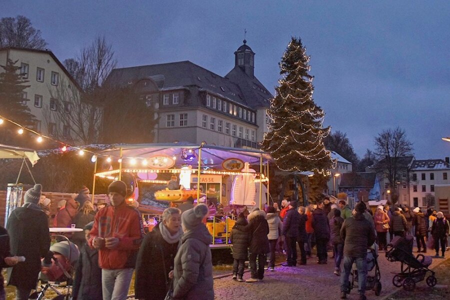 Klingenthal: Stimmungsvoller Bornkinnelmarkt gefällt mit viel Programm - Viel Andrang herrschte am Wochenende beim Bornkinnelmarkt in Klingenthal. 