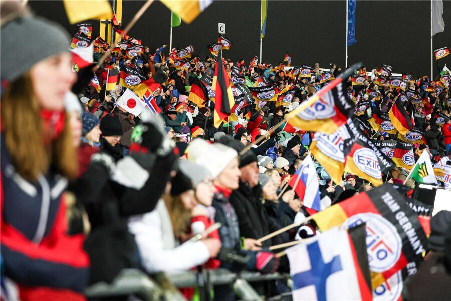 Klingenthal strebt Bewerbung für Nordische Ski-Weltmeisterschaft an - Jubelnde Fans in der Vogtland-Arena: Geht es nach dem VSC Klingenthal, soll 2033 hier eine Weltmeisterschaft stattfinden.