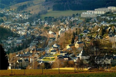 Klingenthal: Verkauf des kommunalen Wohnungsbestands schlägt hohe Wellen - Blick auf Klingenthal, rechts oben ein Teil des Neubaugebietes, wo es noch viele städtische Wohnungen gibt.