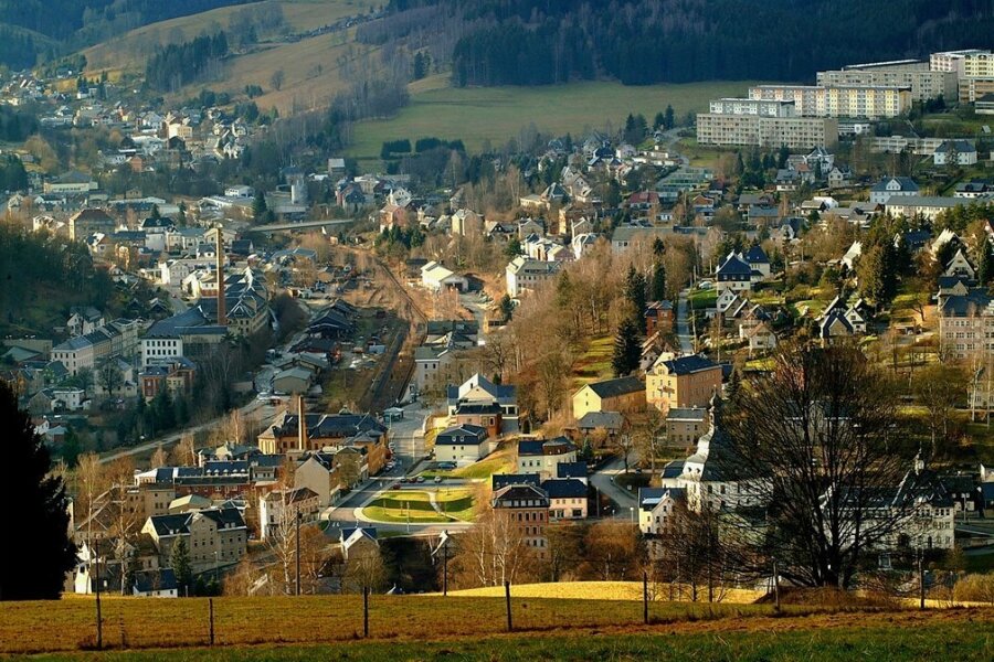 Klingenthal: Verkauf des kommunalen Wohnungsbestands schlägt hohe Wellen - Blick auf Klingenthal, rechts oben ein Teil des Neubaugebietes, wo es noch viele städtische Wohnungen gibt.