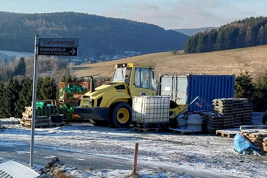 Klingenthal: Werkzeuge und Baugeräte im Wert von 25.000 Euro aus Container gestohlen - Der Baucontainer für die Straßenbaustelle am Alten Staffelweg in Klingenthal.