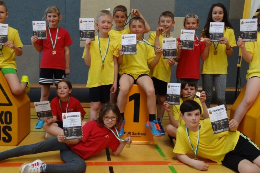 Wohlverdient: Die Sieger der Sigmund-Jähn-Grundschule Klingenthal freuen sich über ihre Medaillen und Urkunden. 