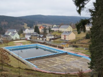 Klingenthaler Freibad soll ab April saniert werden - Badesaison soll im August starten - 