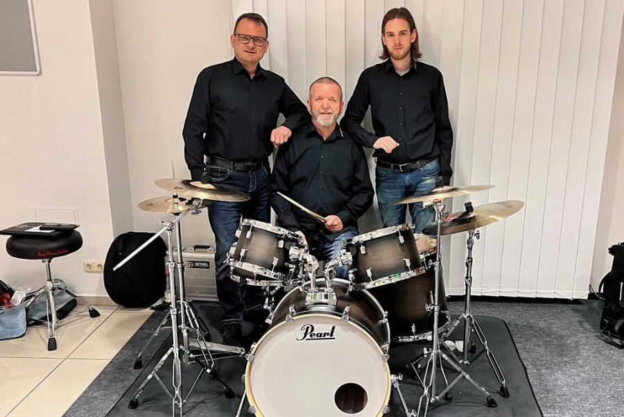 Klingenthaler Musiker bekommt mit 71 Jahren neues Schlagzeug - Gottfried Böhm an seinem neuen Schlagzeug. Rechts Niklas Liebscher, der Chef der Brass Socks, links sein Stellvertreter Ulrich Schimmack. 