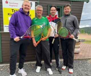 Klingenthaler Team siegt - Die Tennisspieler des TC Klingenthal (von links): Christoph Dietzsch, Uwe Liebscher, Niklas Liebscher und Jaroslav Kratochvil