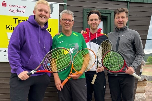Klingenthaler Team siegt - Die Tennisspieler des TC Klingenthal (von links): Christoph Dietzsch, Uwe Liebscher, Niklas Liebscher und Jaroslav Kratochvil