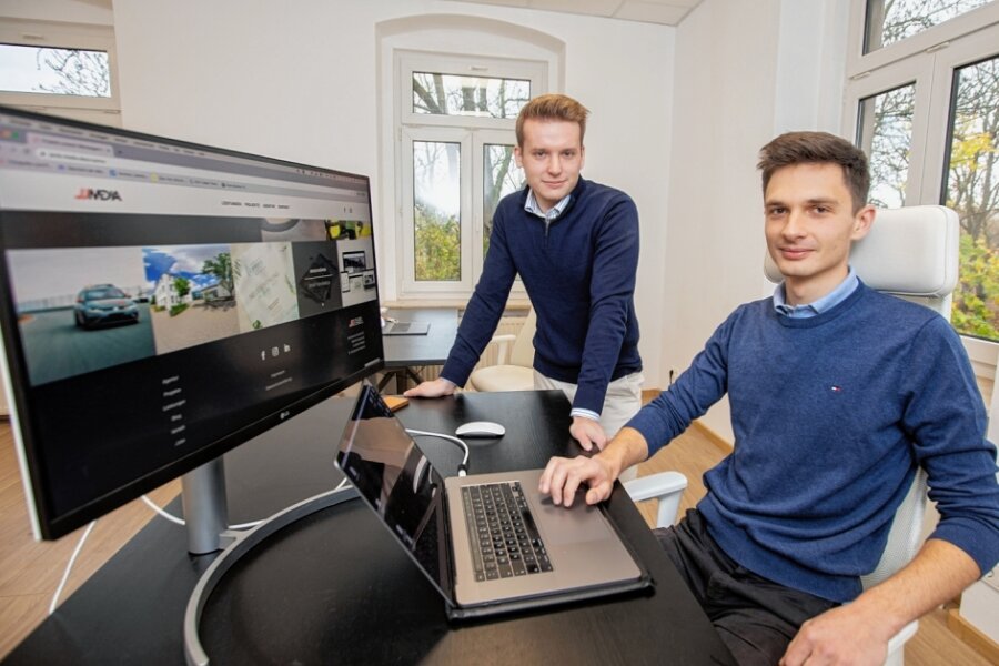 Klingenthaler ziehen mit ihrer Firma um - Jannick Saunus und Jeremy Ziron (links) haben ihr neues Firmendomizil an der Weststraße in Plauen bezogen. 