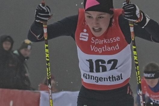 Klingenthalerin läuft allen davon - Nele Reyer vom VSC Klingenthal entschied den Vielseitigkeitswettbewerb im Langlauf souverän für sich. 