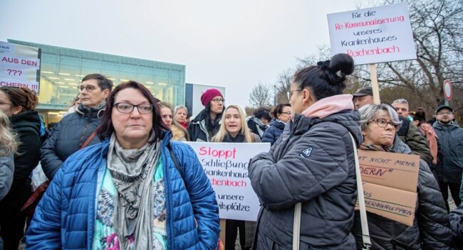 Klinik-Aus Reichenbach: Auf uns hat keiner gehört - Betriebsratschefin Sylvia Tausche bei der Protestaktion jüngst vor dem Kreistag in Plauen. 