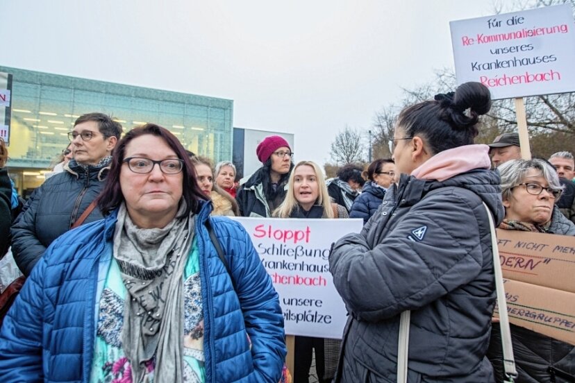 Klinik-Aus Reichenbach: Auf uns hat keiner gehört - Betriebsratschefin Sylvia Tausche bei der Protestaktion jüngst vor dem Kreistag in Plauen. 