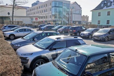 Klinik in Glauchau plant weitere Parkplätze - Der Parkplatz am Glauchauer Krankenhaus ist häufig voll.