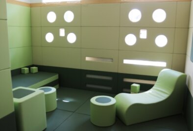 Klinik richtet neues Zimmer für aggressive Patienten ein - Im "Weichen Zimmer" gibt es keine Ecken und Kanten. Die Einrichtung inklusive der Wände ist aus Kunstleder. 